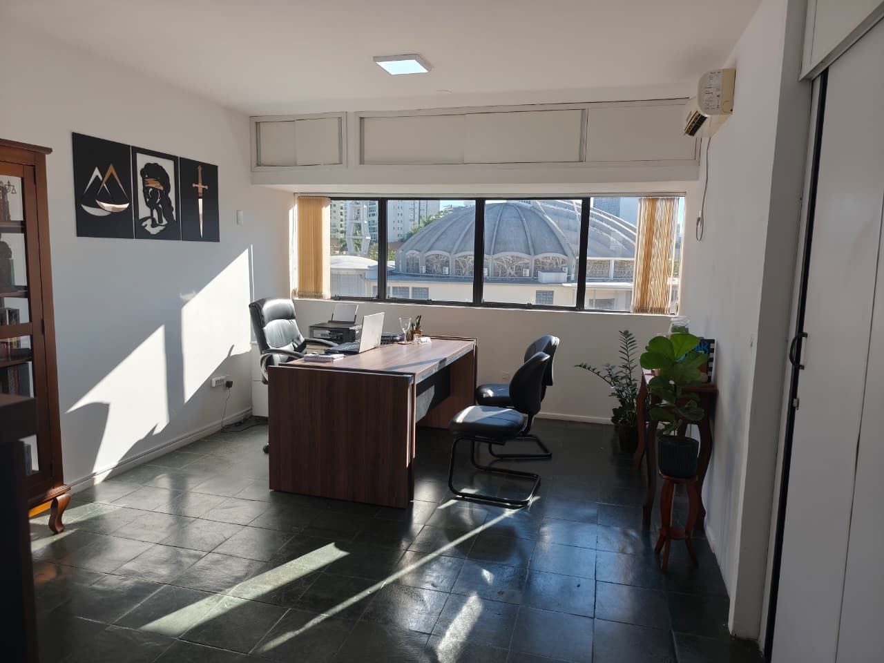 Sala de atendimento com janela e luz do dia no escritório da Rua XV, em Joinville
