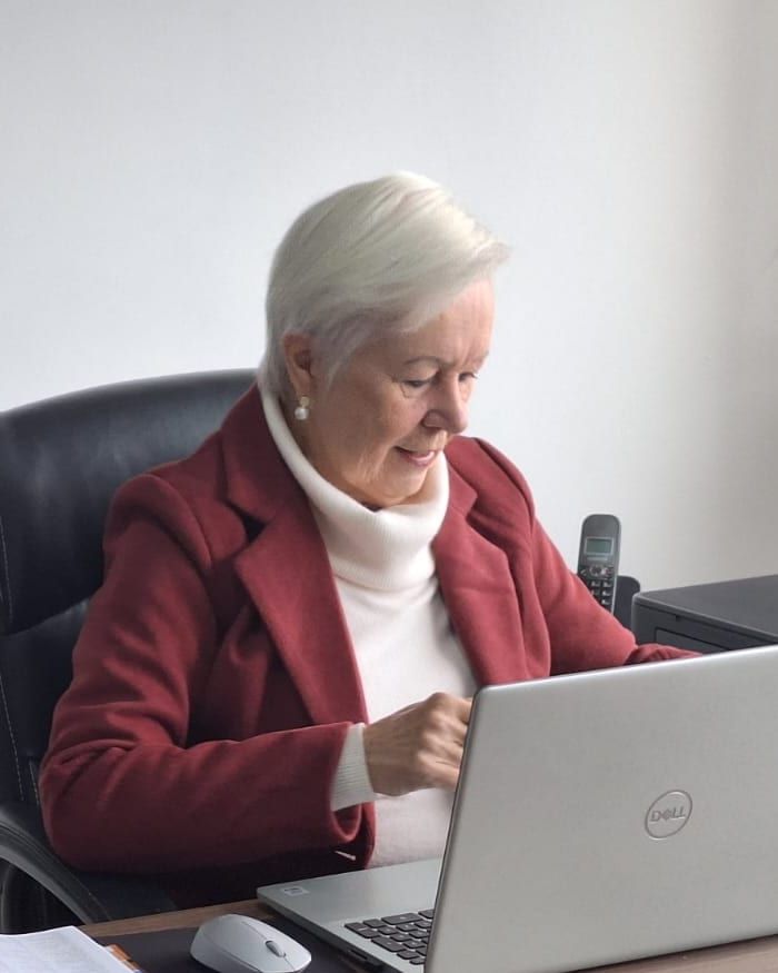 Retrato da advogada Soeli Konell à mesa do escritório no Centro de Joinville