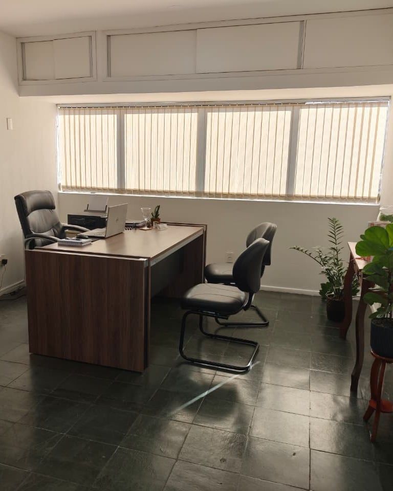 Sala de atendimento com persianas da Dra. Soeli Konell, em Joinville